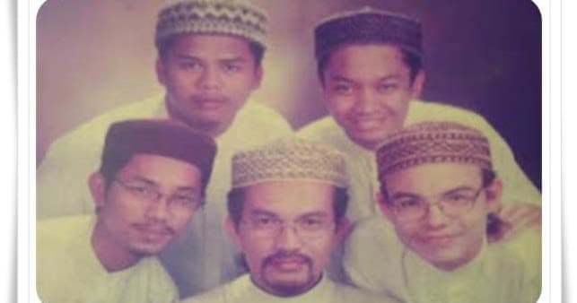 Early Brothers line-up with the late Ustaz Zahidin